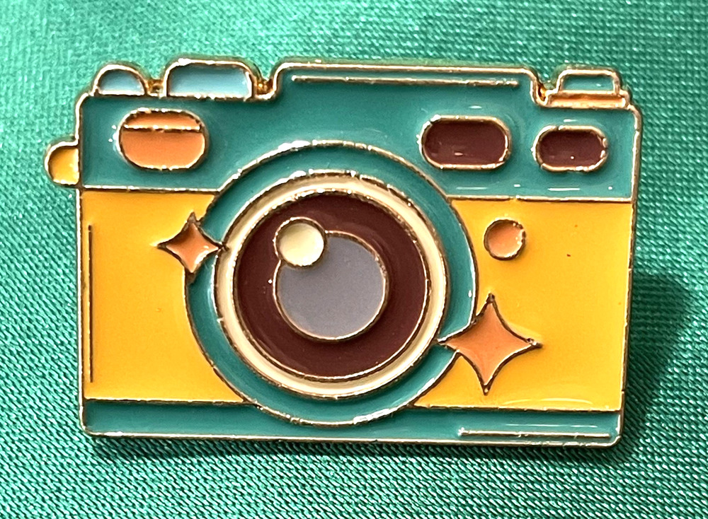 NWOT Retro Film Camera Brooch Lapel Pin Enamel Photography Art Pictures Hobby